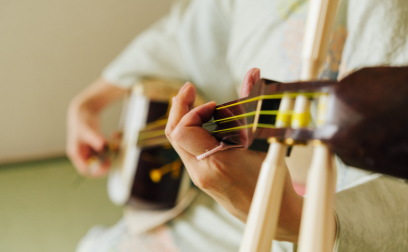沖縄の伝統楽器「三線」の歴史や役割などを知っておこう！