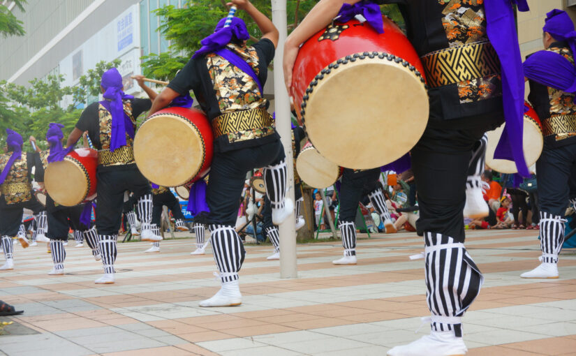 沖縄で毎年行われているエイサー祭りの起源や見どころ、そして開催時期とは